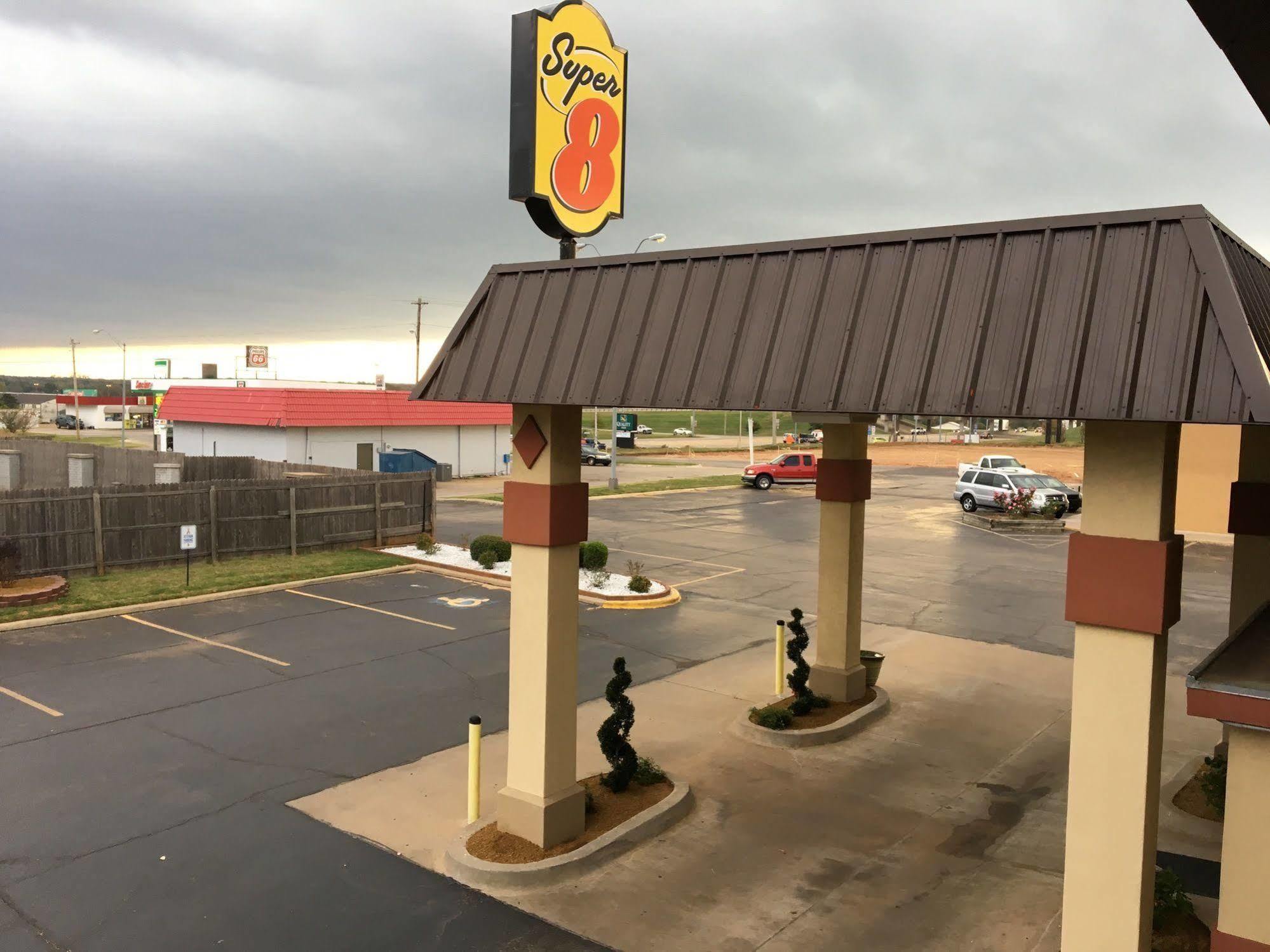 Hotel Super 8 By Wyndham Shawnee Esterno foto