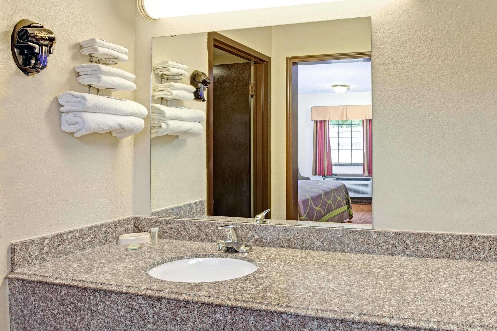 Hotel Super 8 By Wyndham Shawnee Esterno foto