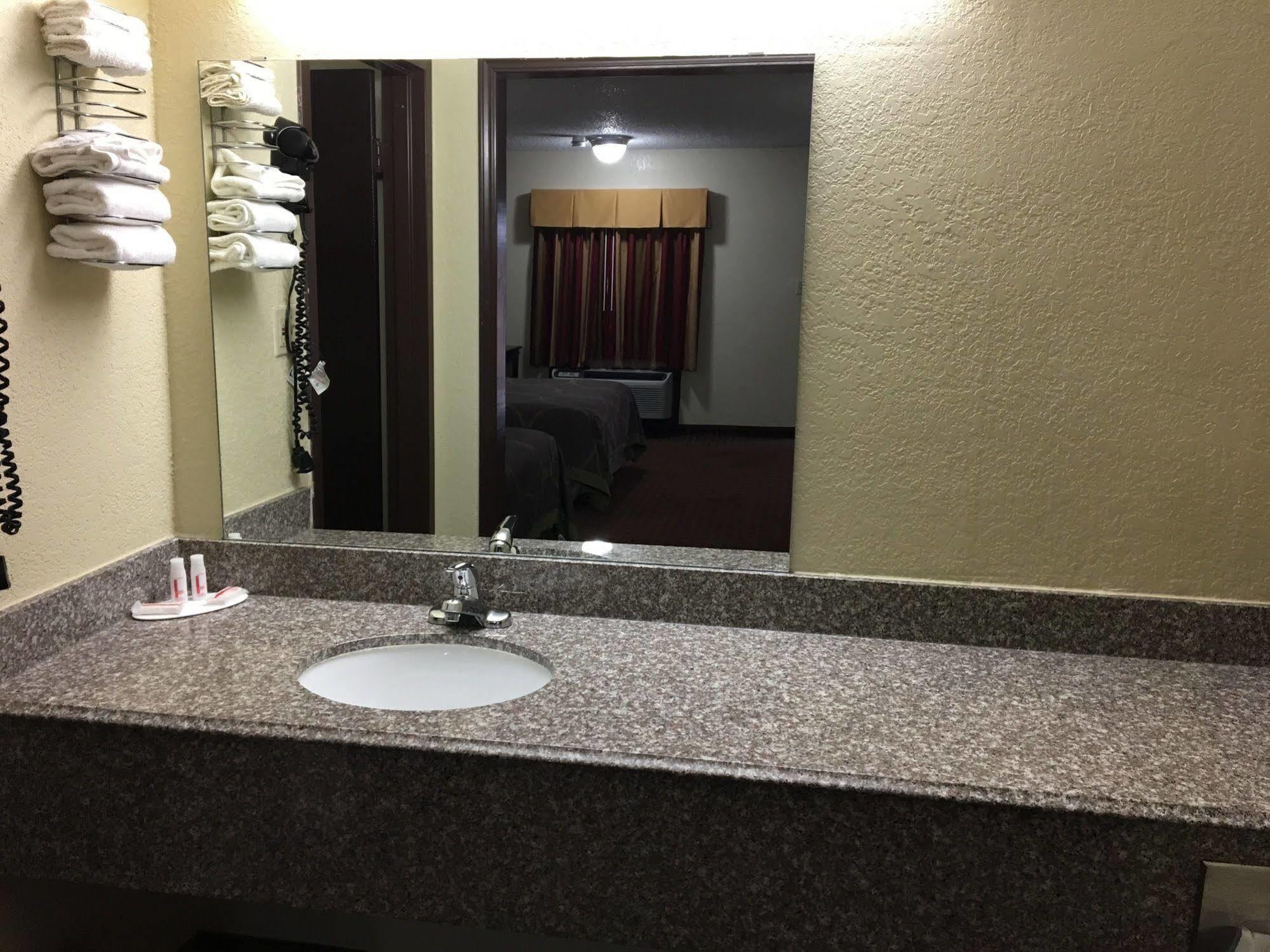 Hotel Super 8 By Wyndham Shawnee Esterno foto