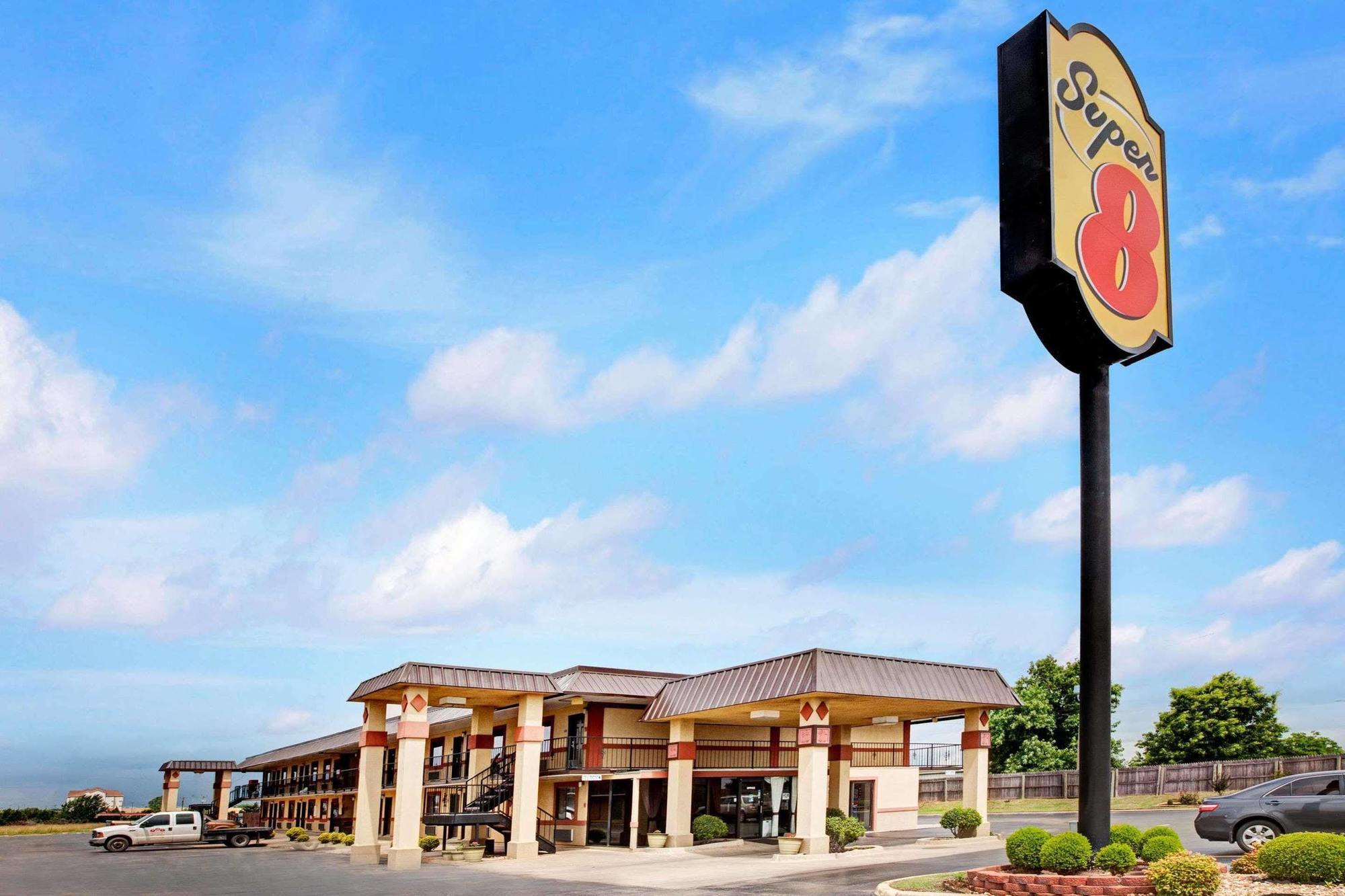 Hotel Super 8 By Wyndham Shawnee Esterno foto