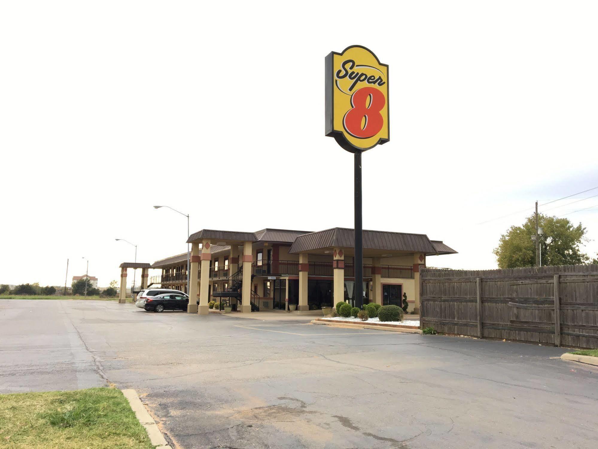 Hotel Super 8 By Wyndham Shawnee Esterno foto