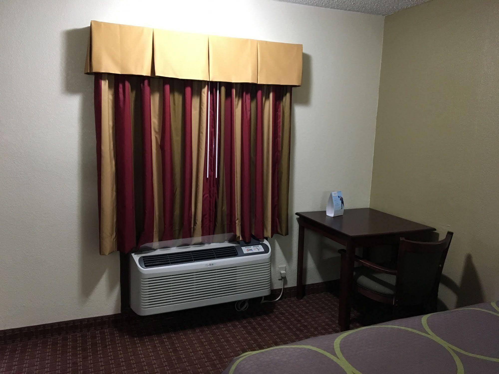 Hotel Super 8 By Wyndham Shawnee Esterno foto