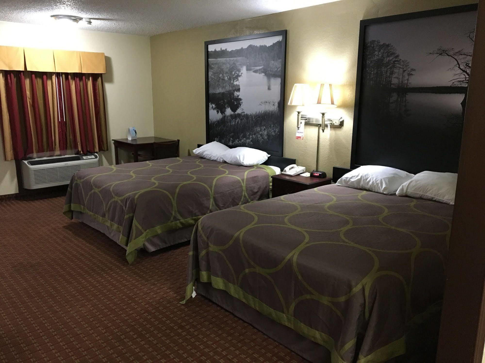 Hotel Super 8 By Wyndham Shawnee Esterno foto