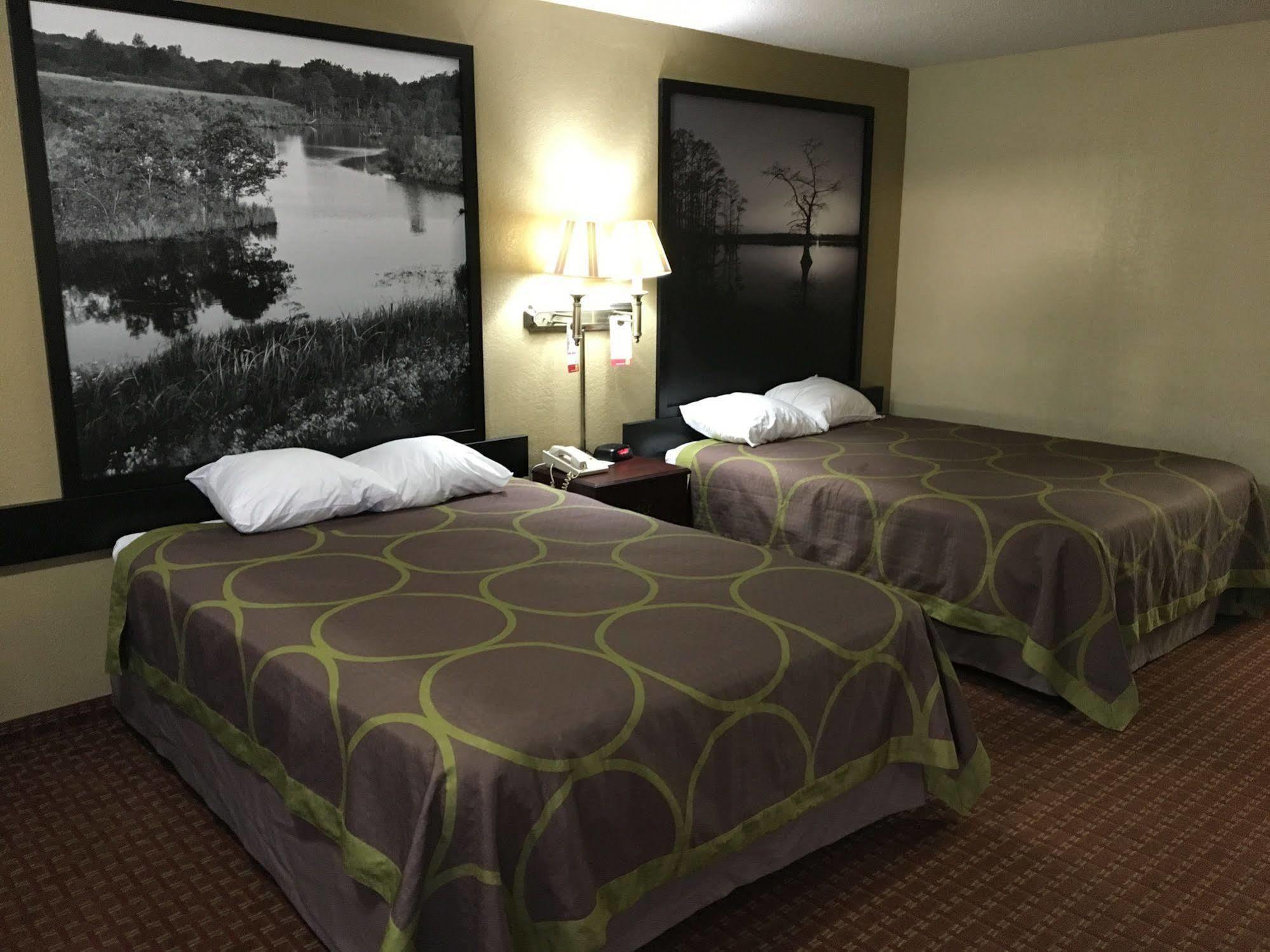 Hotel Super 8 By Wyndham Shawnee Esterno foto
