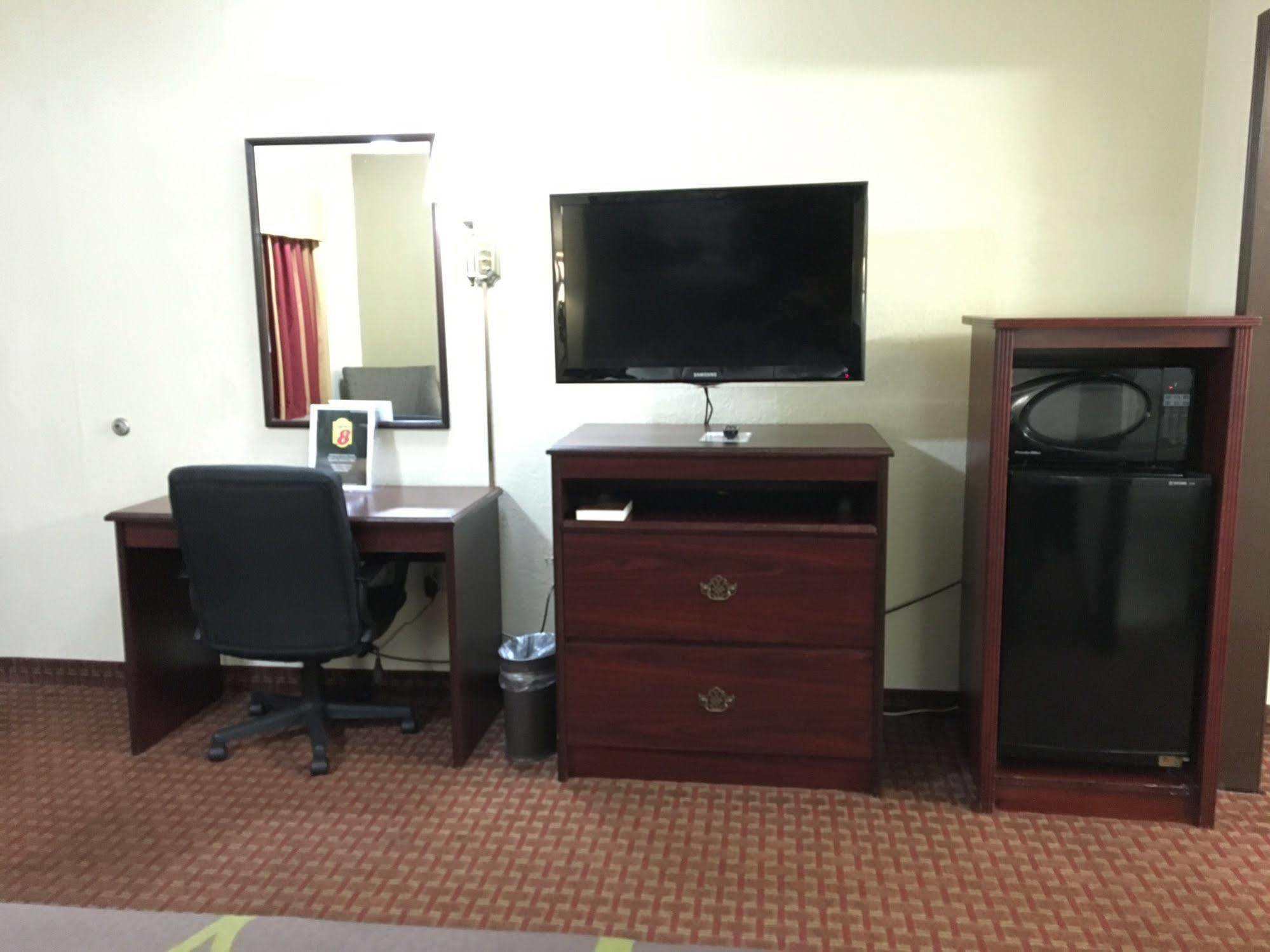 Hotel Super 8 By Wyndham Shawnee Esterno foto