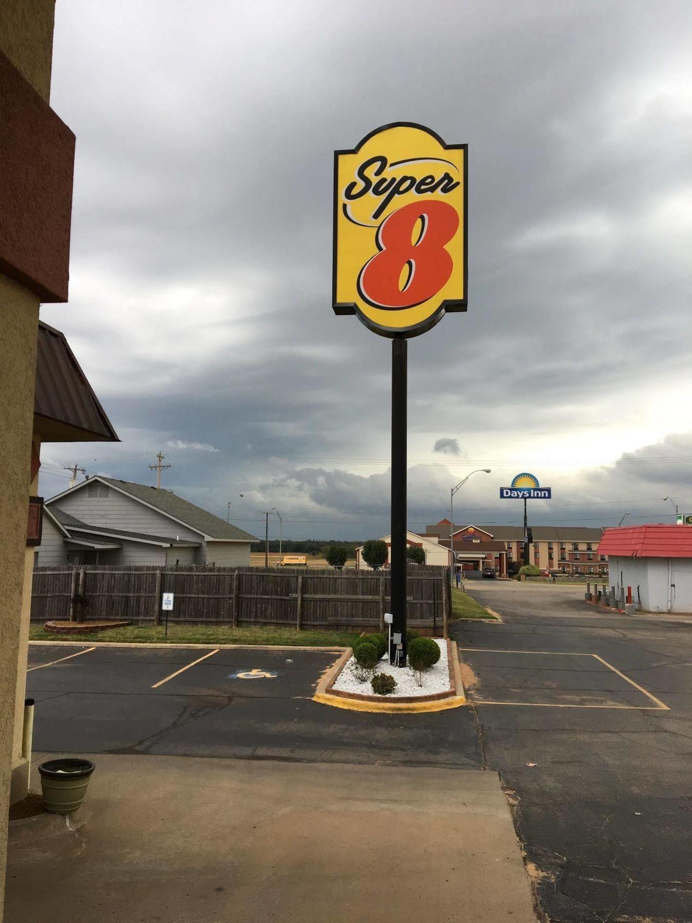 Hotel Super 8 By Wyndham Shawnee Esterno foto