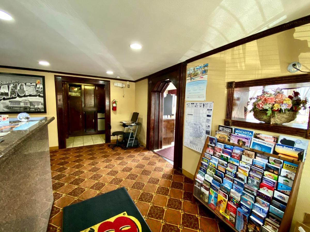 Hotel Super 8 By Wyndham Shawnee Esterno foto