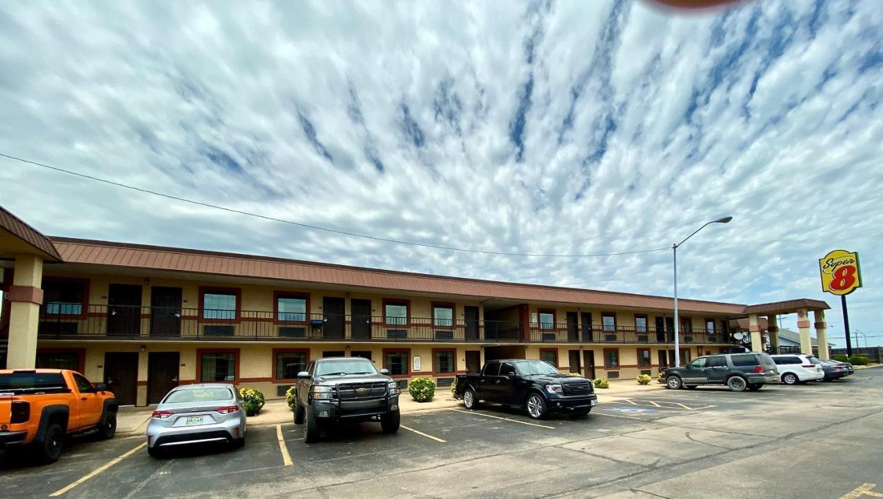 Hotel Super 8 By Wyndham Shawnee Esterno foto