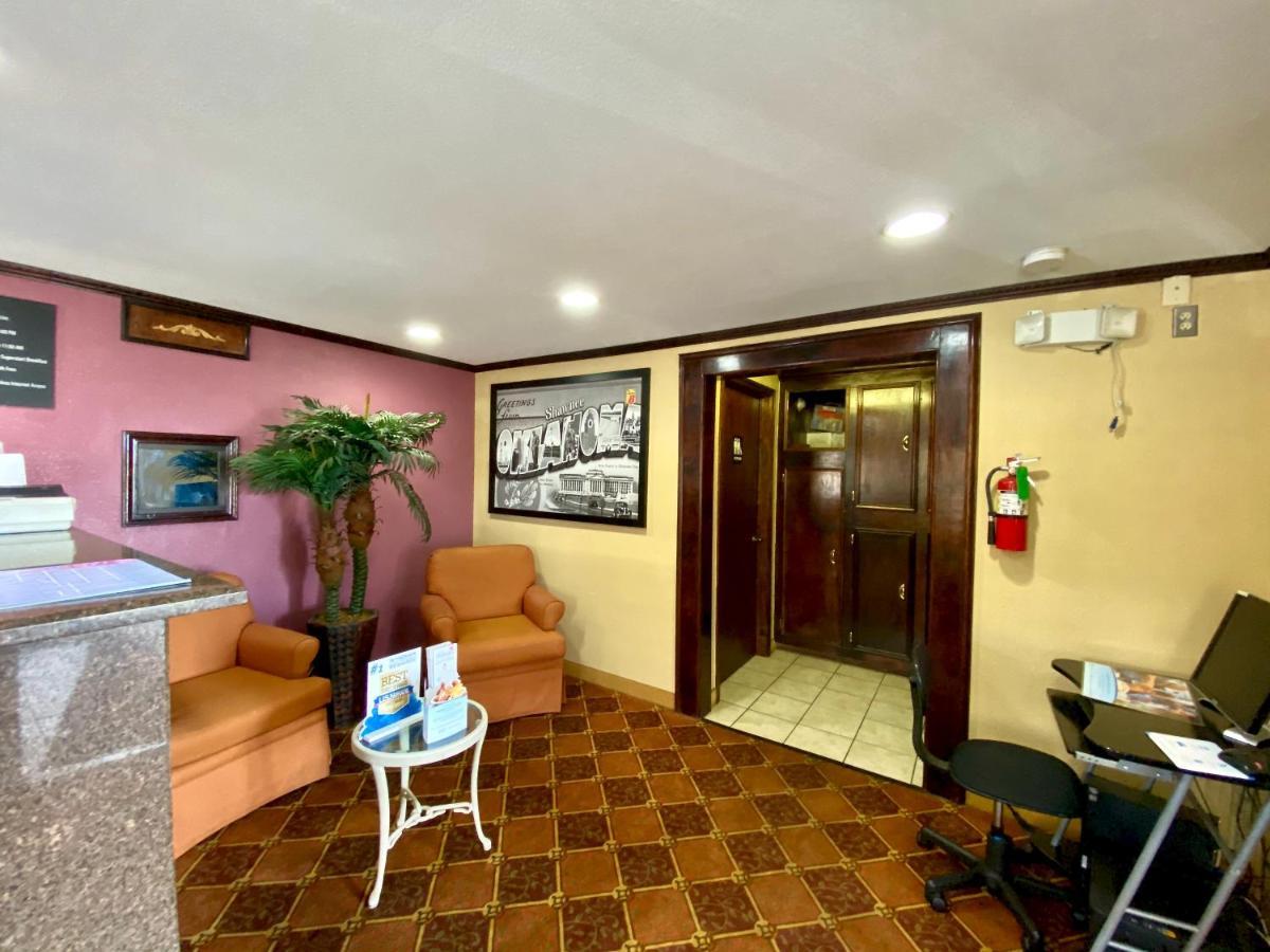 Hotel Super 8 By Wyndham Shawnee Esterno foto