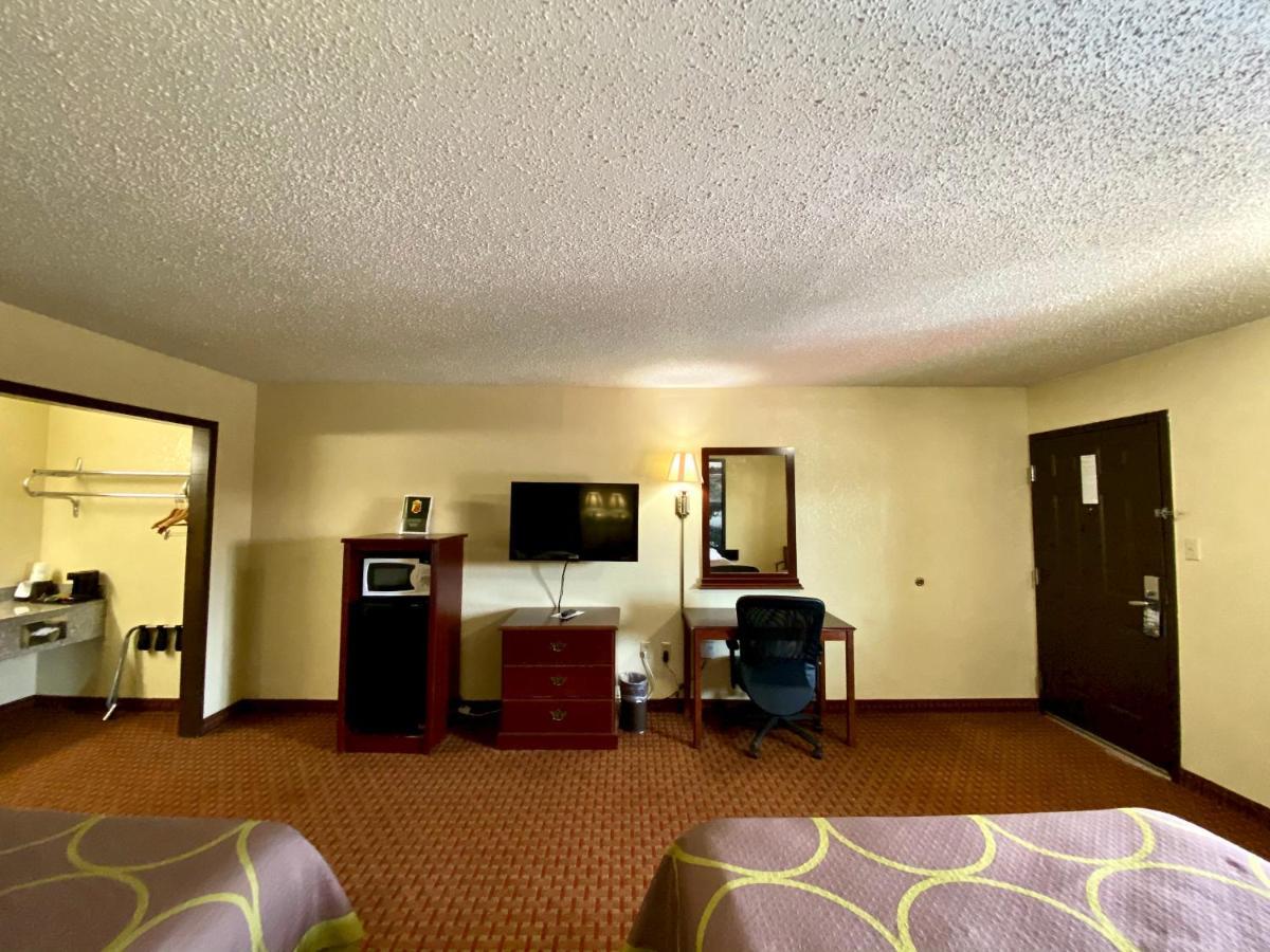 Hotel Super 8 By Wyndham Shawnee Esterno foto