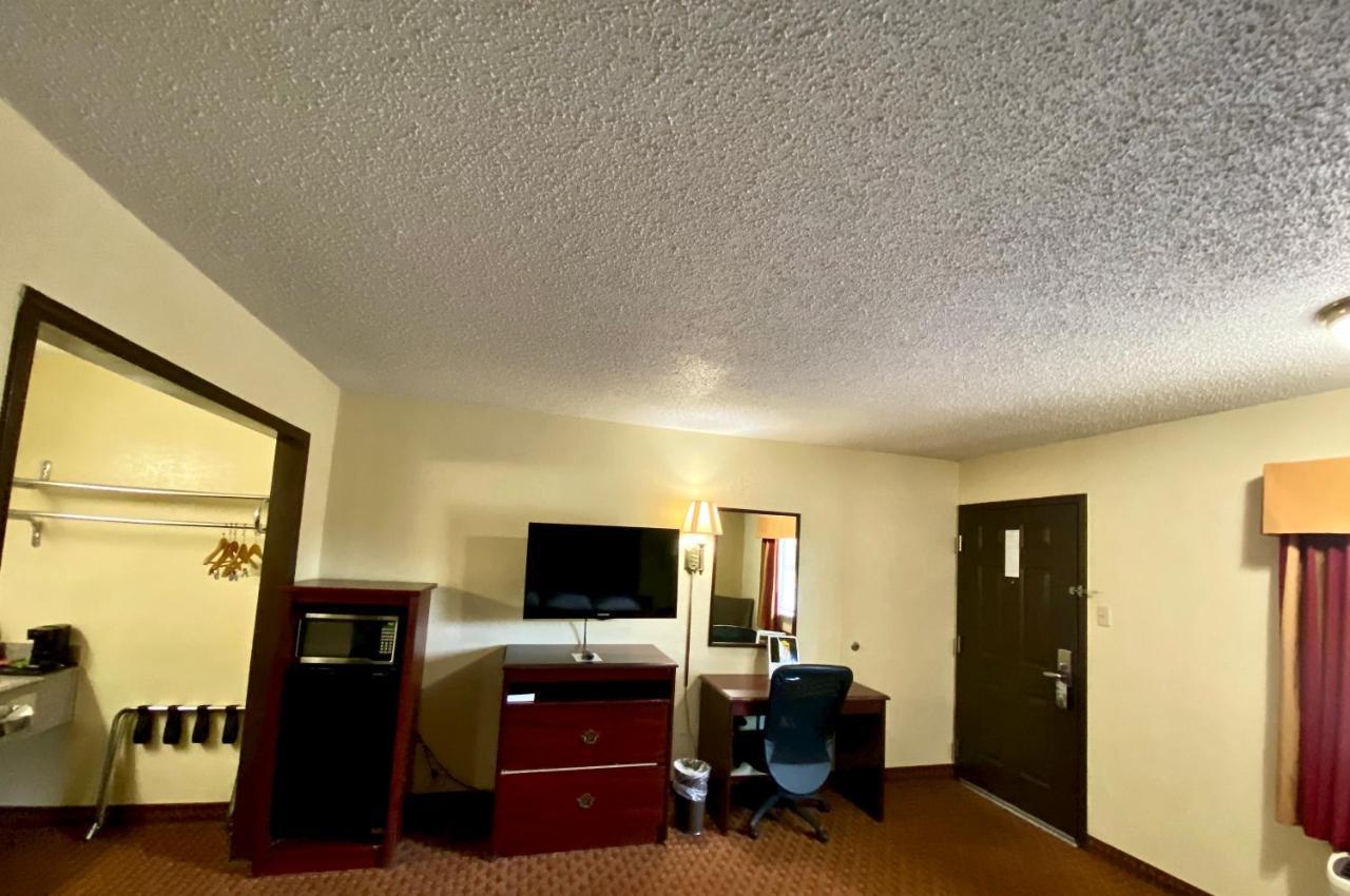 Hotel Super 8 By Wyndham Shawnee Esterno foto