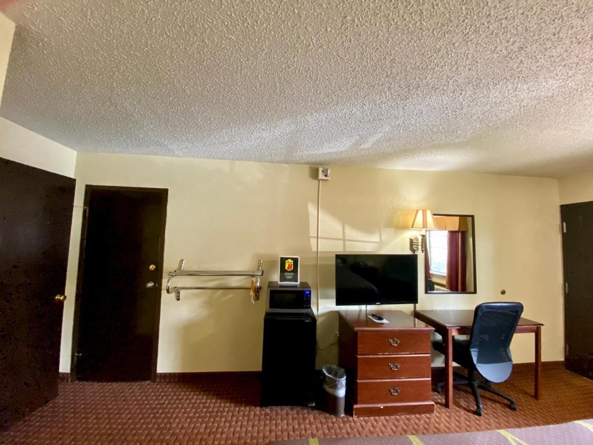 Hotel Super 8 By Wyndham Shawnee Esterno foto