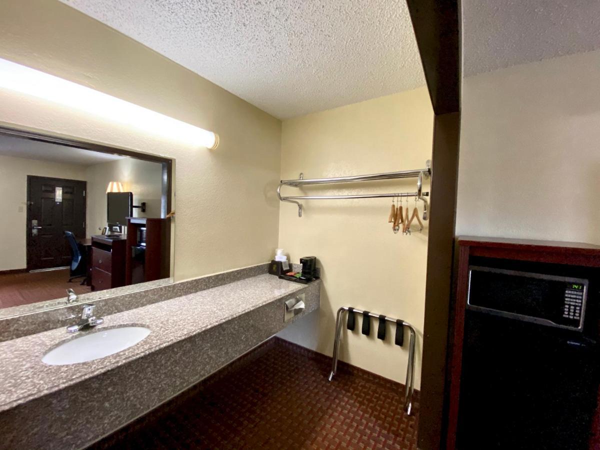 Hotel Super 8 By Wyndham Shawnee Esterno foto