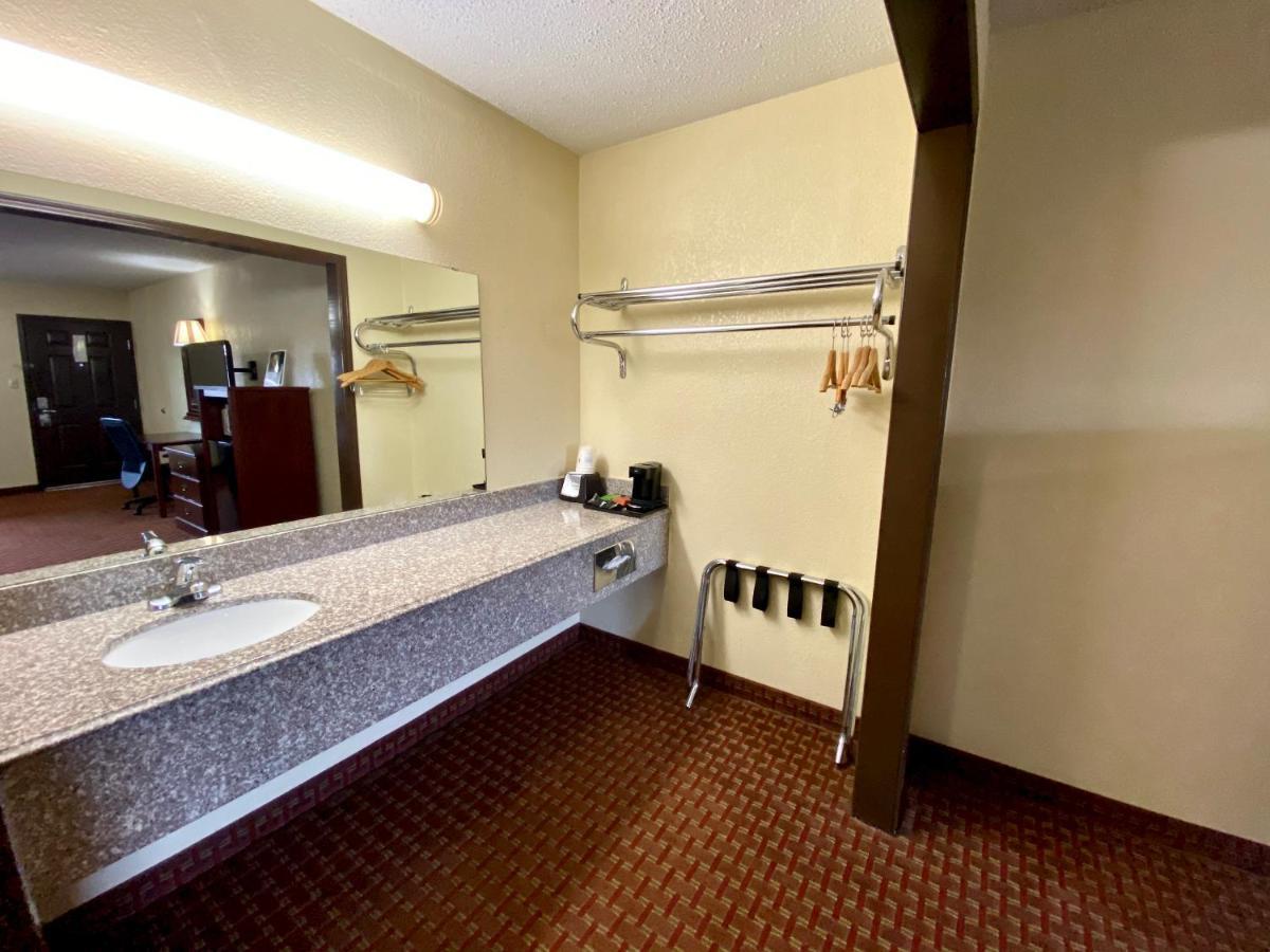 Hotel Super 8 By Wyndham Shawnee Esterno foto