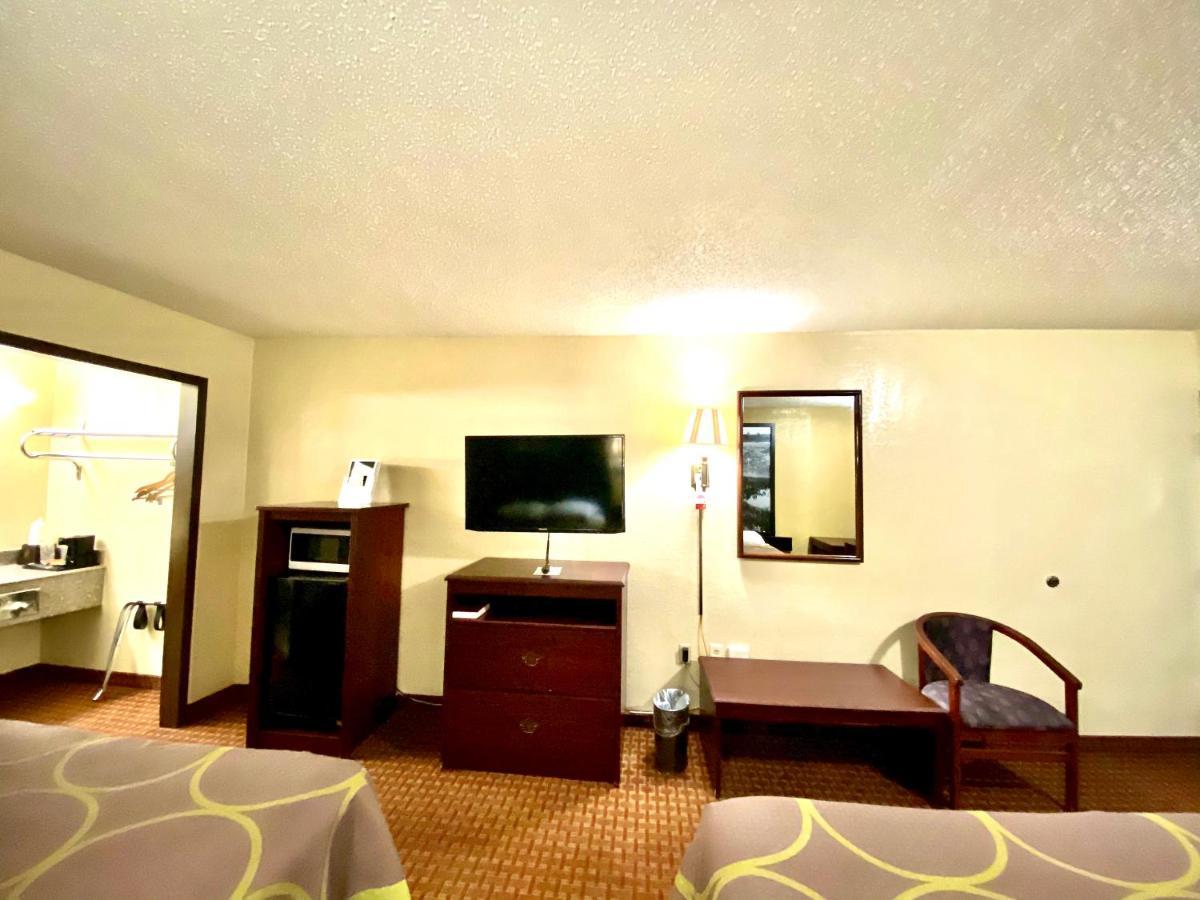 Hotel Super 8 By Wyndham Shawnee Esterno foto