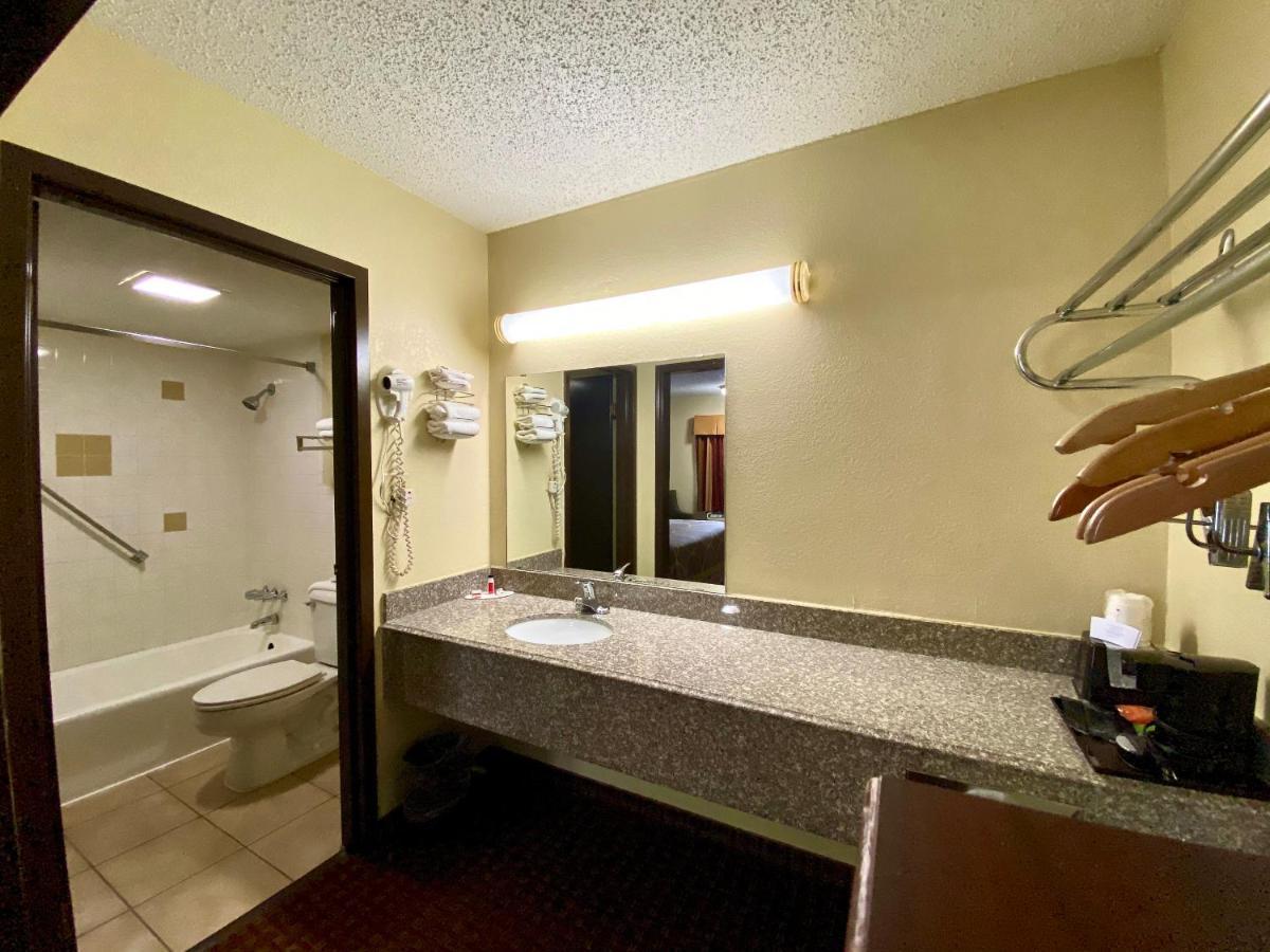 Hotel Super 8 By Wyndham Shawnee Esterno foto