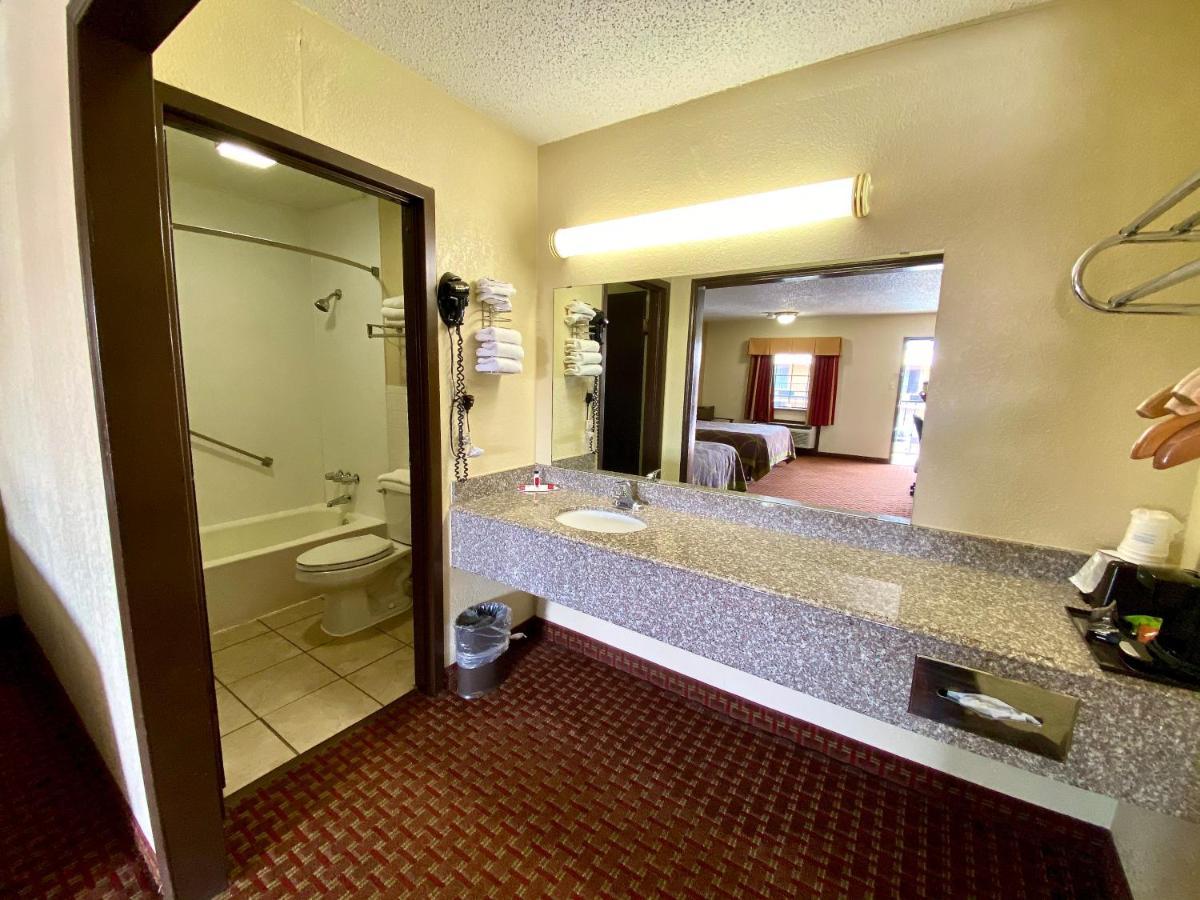 Hotel Super 8 By Wyndham Shawnee Esterno foto